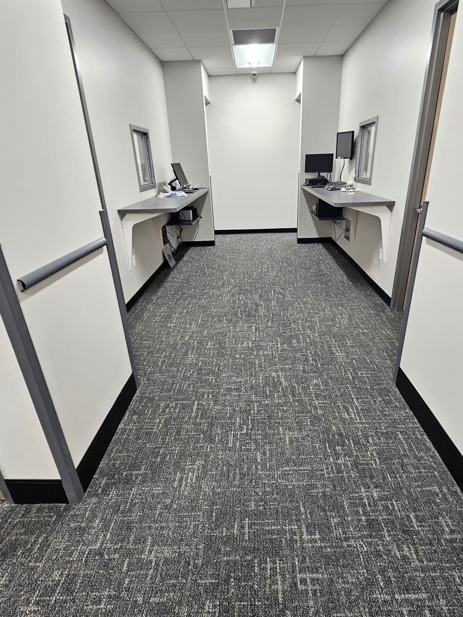 Carpet tile between workstation partitions